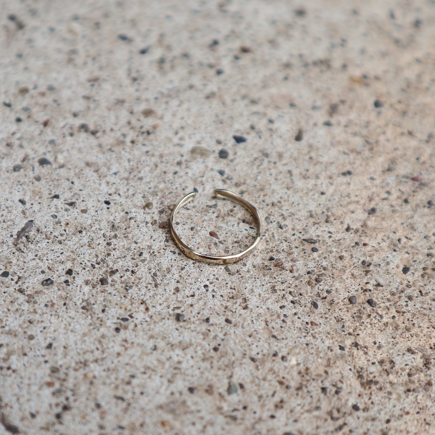 10K 「Secret Glow」Toe Ring